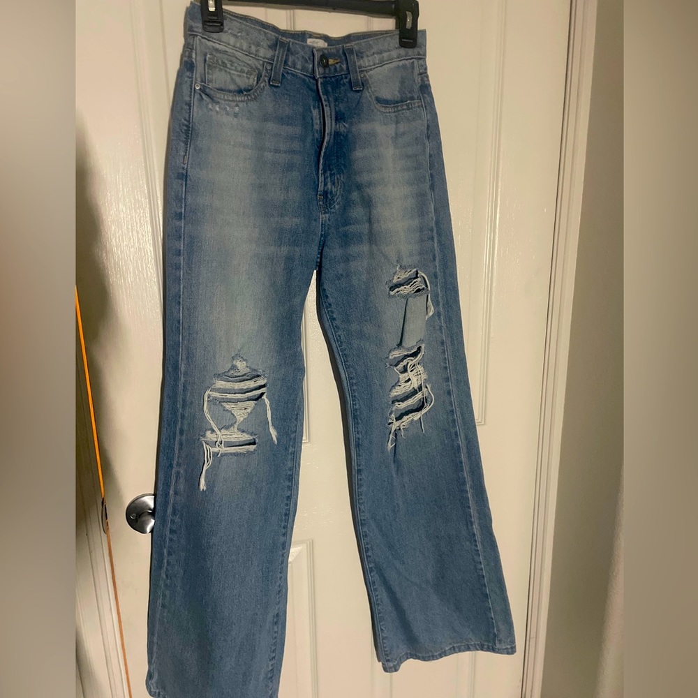 Women’s High Rise Straight Leg Medium/Light Wash Jeans. Size 26